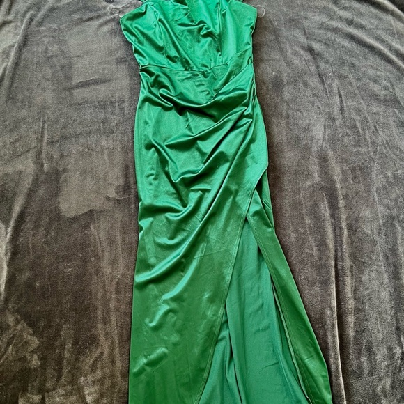 Beautiful Green Dress 💚 - Picture 2 of 5